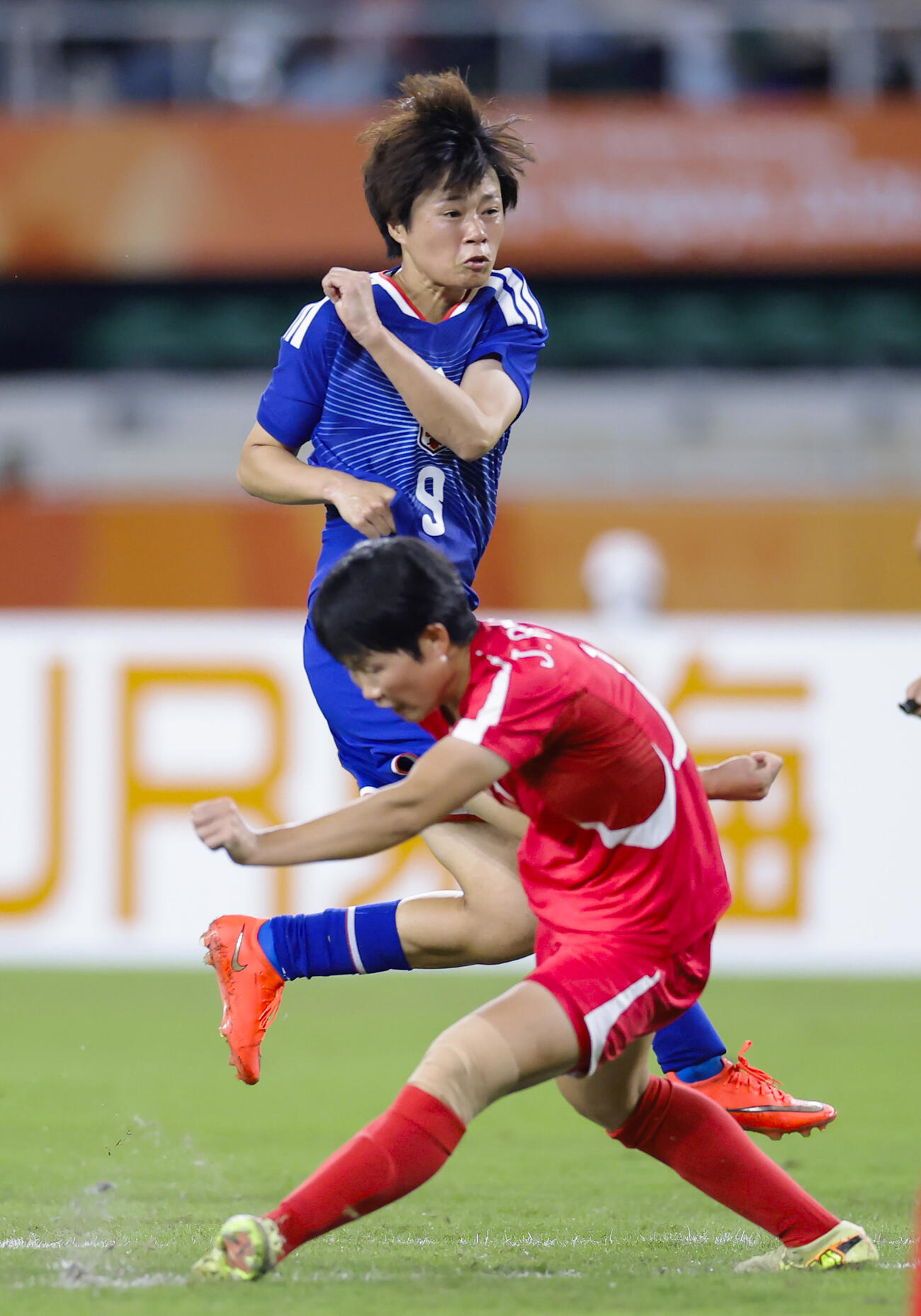 日本－北朝鮮　前半、先制ゴールを決める上野（奥）＝静岡スタジアム(共同)