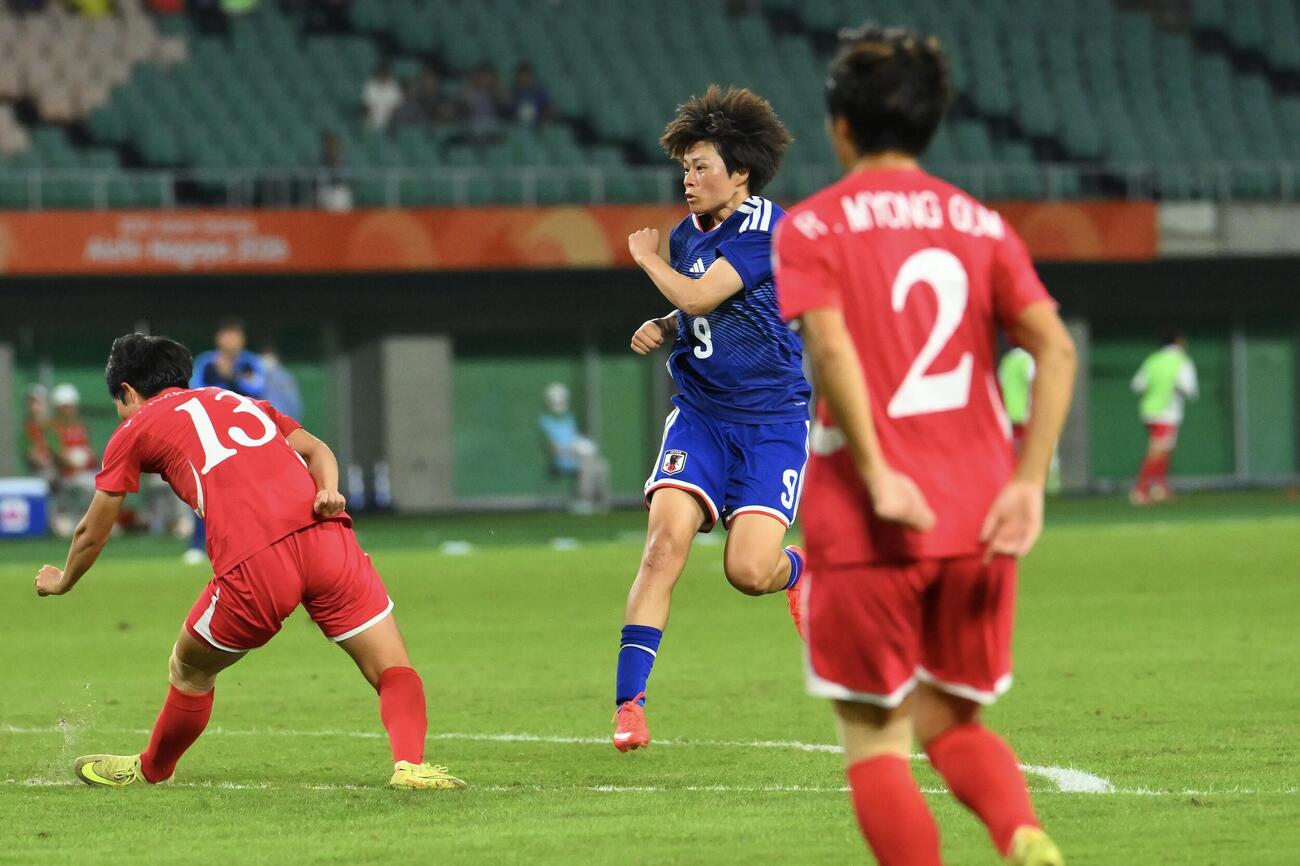 女子サッカー決勝　日本対北朝鮮　前半、先制ゴールを決める上野真実（中央）（撮影・滝沢徹郎）
