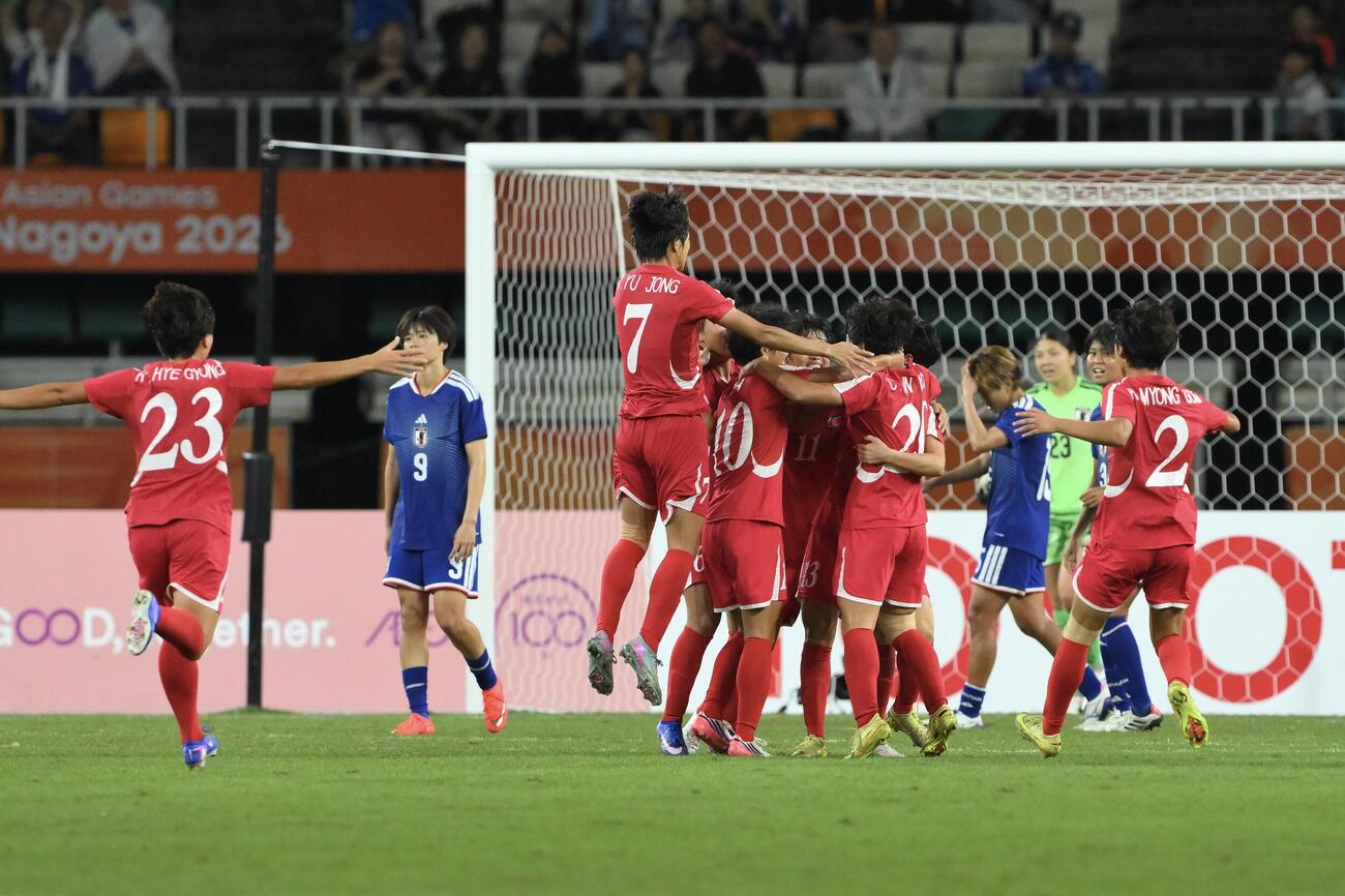 女子サッカー決勝　日本対北朝鮮　後半、追加点をあげ喜ぶ北朝鮮の選手たち（撮影・滝沢徹郎）
