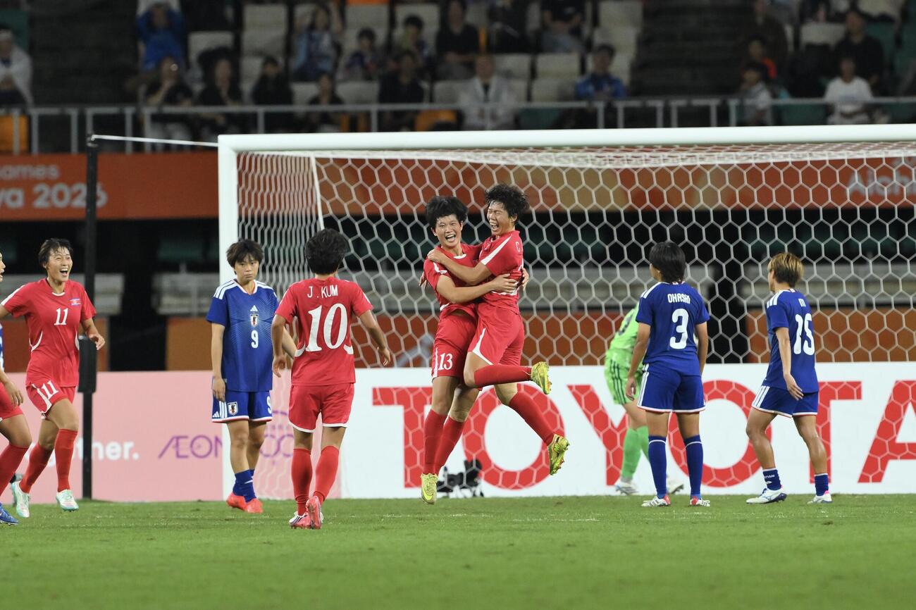 女子サッカー決勝　日本対北朝鮮　後半、追加点をあげ喜ぶ北朝鮮の選手たち（撮影・滝沢徹郎）