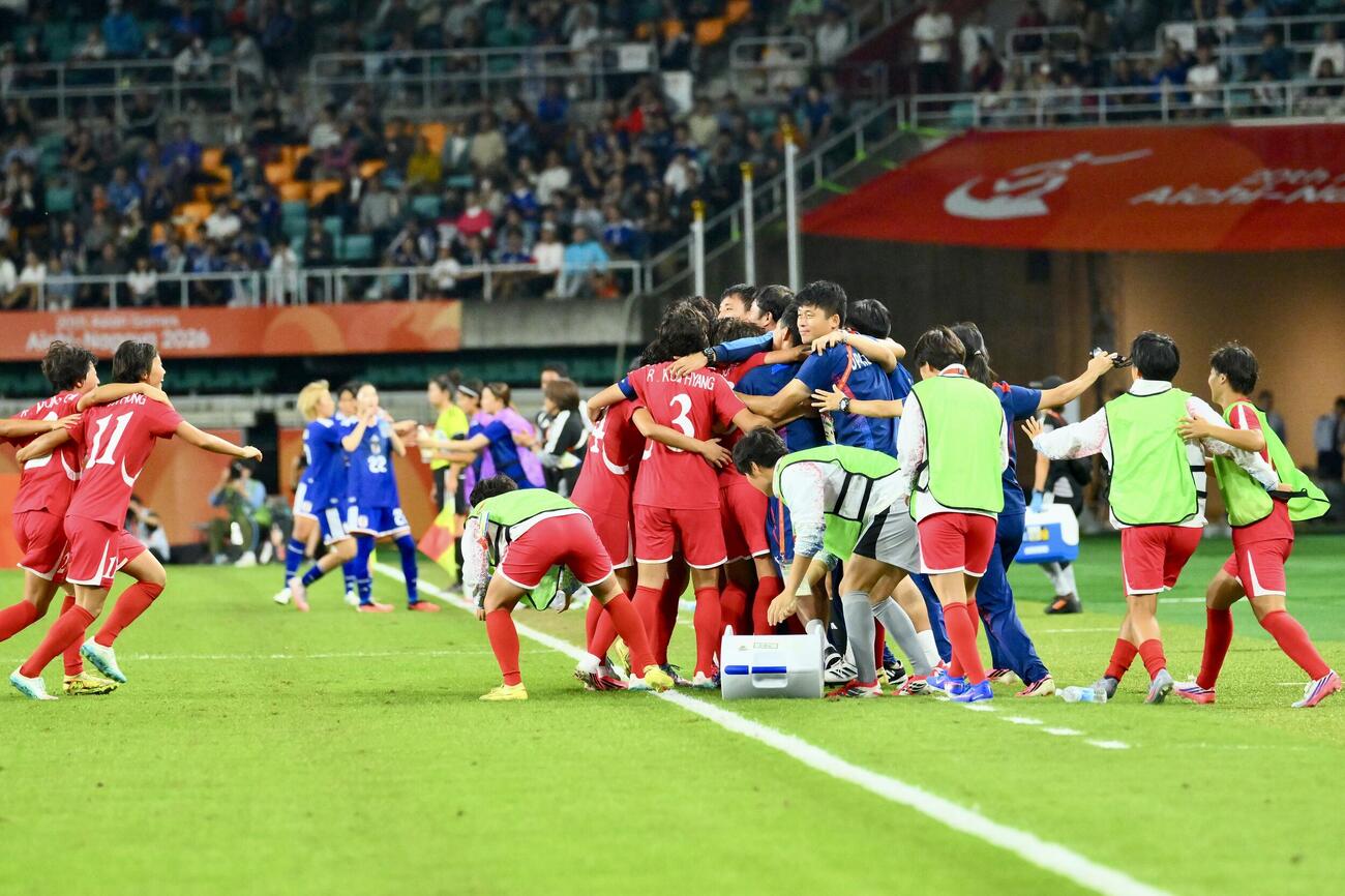 女子サッカー決勝　日本対北朝鮮　後半、ゴールとなり喜ぶ北朝鮮の選手たち（撮影・滝沢徹郎）