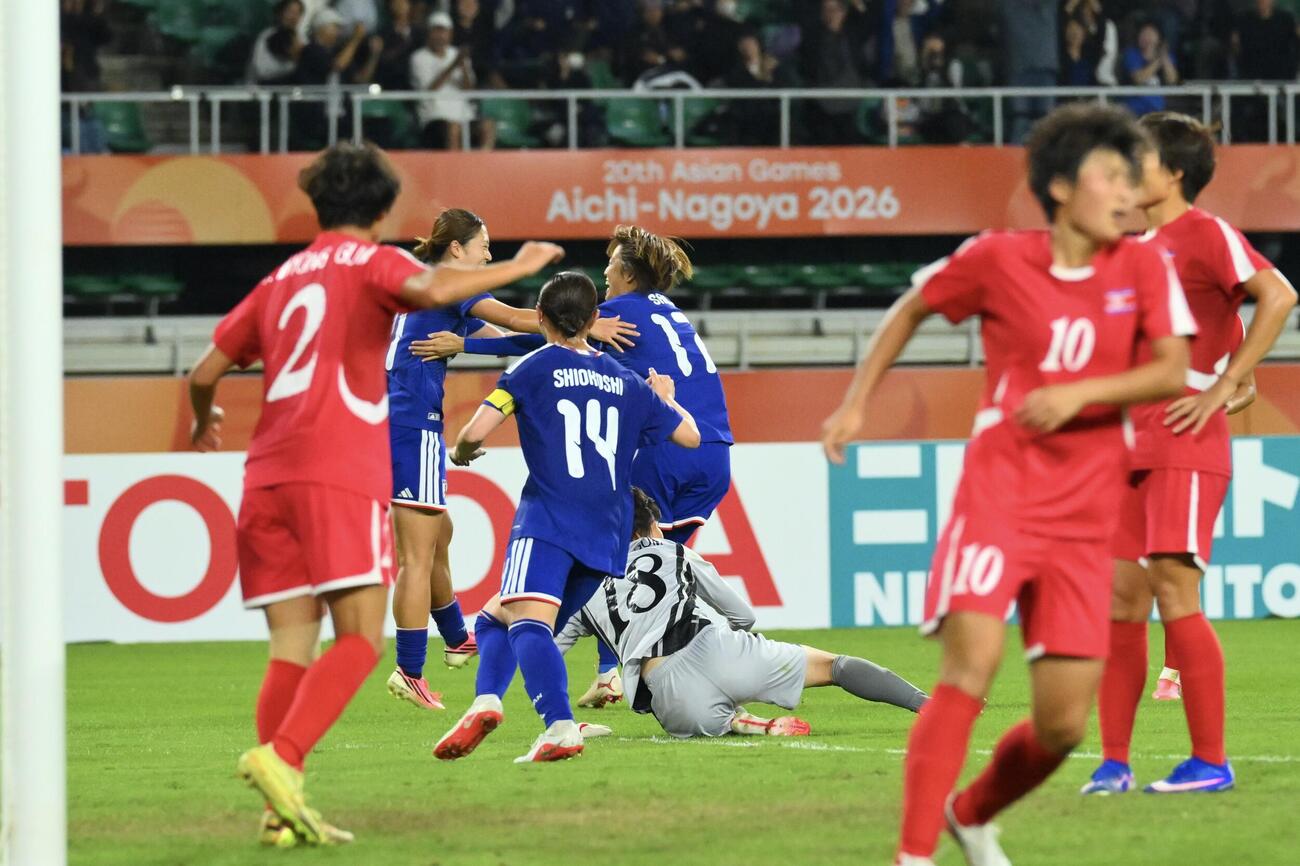 女子サッカー決勝　日本対北朝鮮　後半、西尾葉音のゴールに喜ぶ選手たち（撮影・滝沢徹郎）
