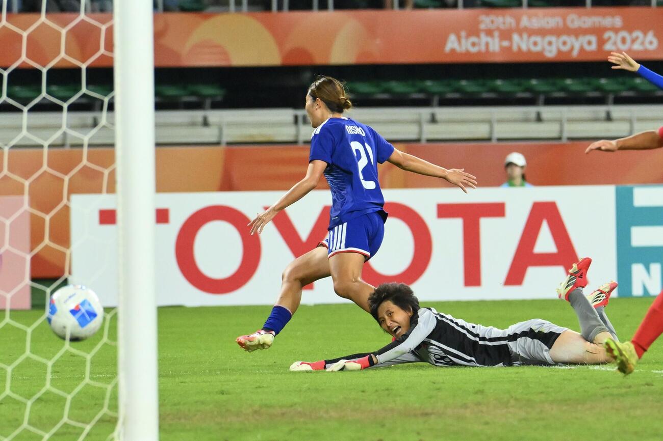女子サッカー決勝　日本対北朝鮮　後半、ゴールを決める西尾葉音（撮影・滝沢徹郎）