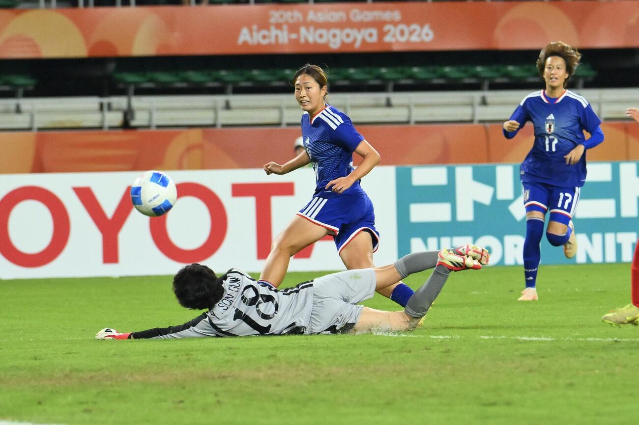 女子サッカー決勝　日本対北朝鮮　後半、ゴールを決める西尾葉音（撮影・滝沢徹郎）