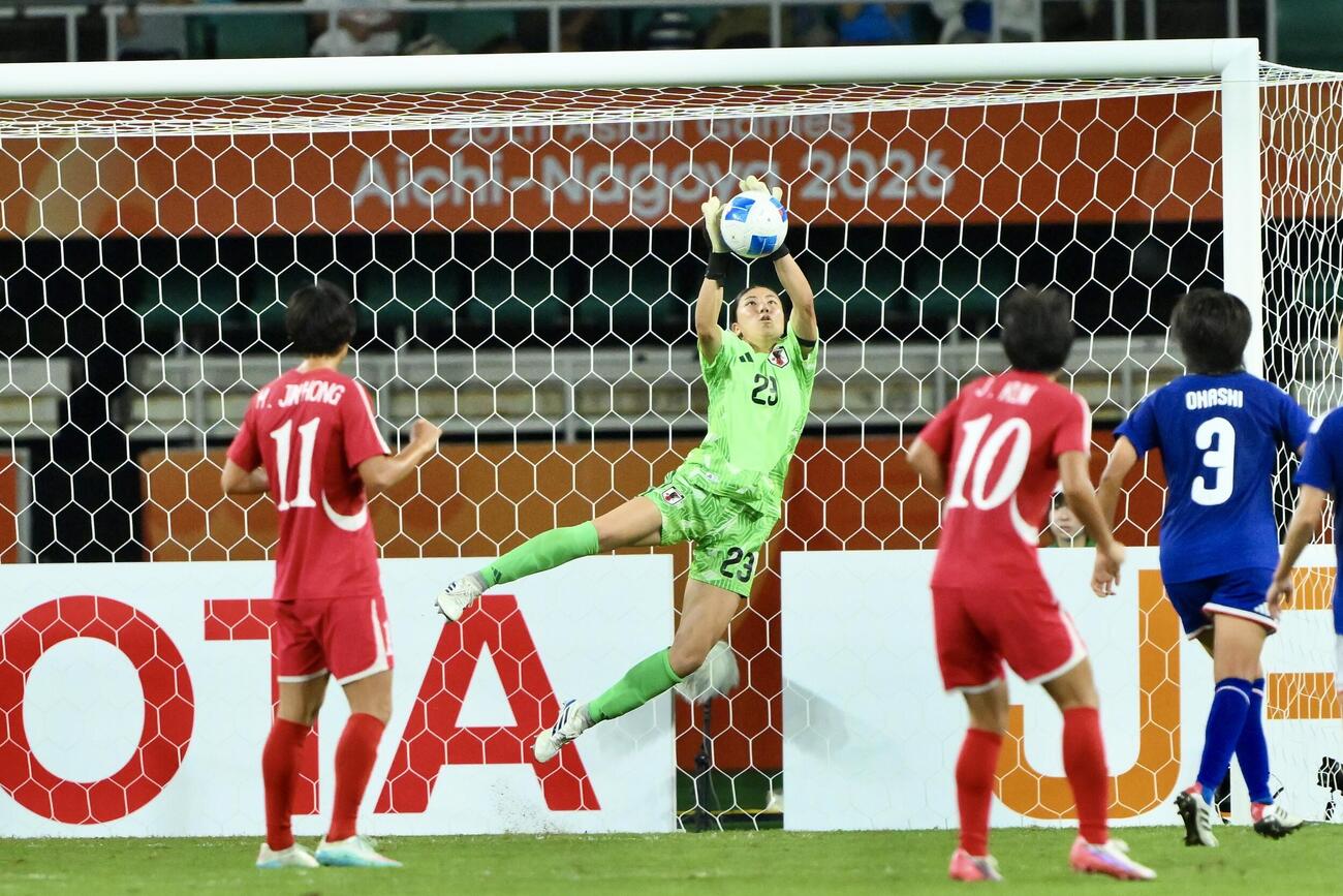 女子サッカー決勝　日本対北朝鮮　後半、好セーブするGK大場朱羽（撮影・滝沢徹郎）