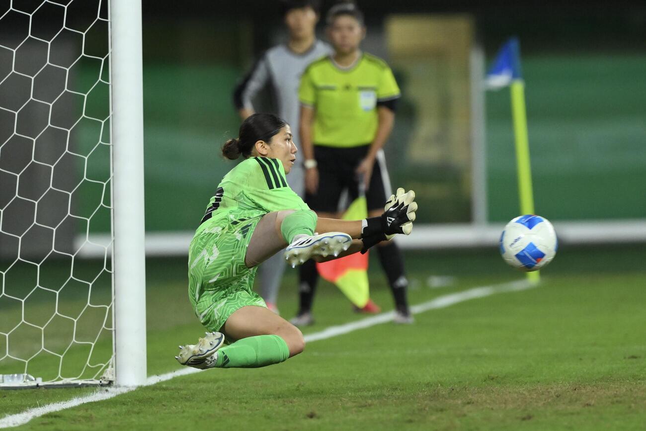 女子サッカー決勝　日本対北朝鮮　PKで北朝鮮3番手のシュートを止めるセーブGK大場朱羽（撮影・滝沢徹郎）