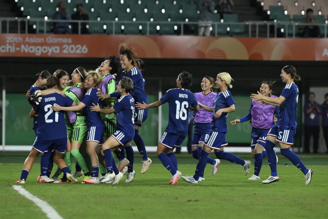 女子サッカー決勝　日本対北朝鮮　PK戦を制し優勝を決め喜ぶ選手たち（撮影・滝沢徹郎）