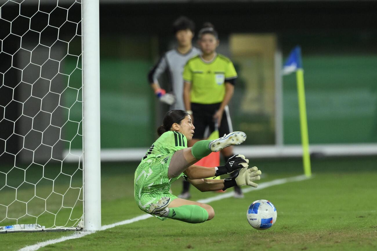 女子サッカー決勝　日本対北朝鮮　PKで北朝鮮3番手のシュートを止めるセーブGK大場朱羽（撮影・滝沢徹郎）