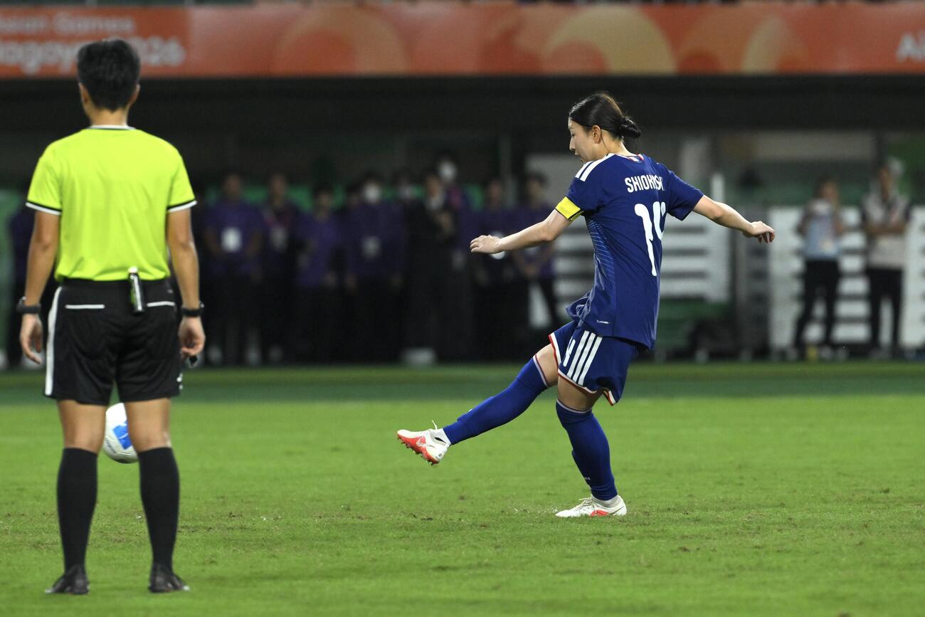 女子サッカー決勝　日本対北朝鮮　PKを決める塩越柚歩（撮影・滝沢徹郎）