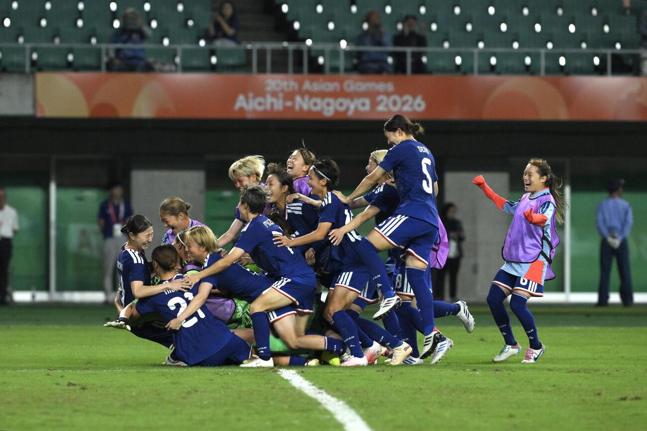 女子サッカー決勝　日本対北朝鮮　PK戦を制し優勝を決め喜ぶ選手たち（撮影・滝沢徹郎）