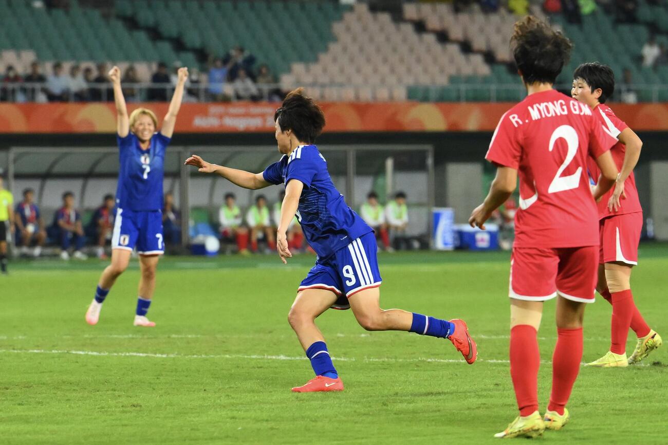 女子サッカー決勝　日本対北朝鮮　前半、先制ゴールを決め喜ぶ上野真実（中央）（撮影・滝沢徹郎）