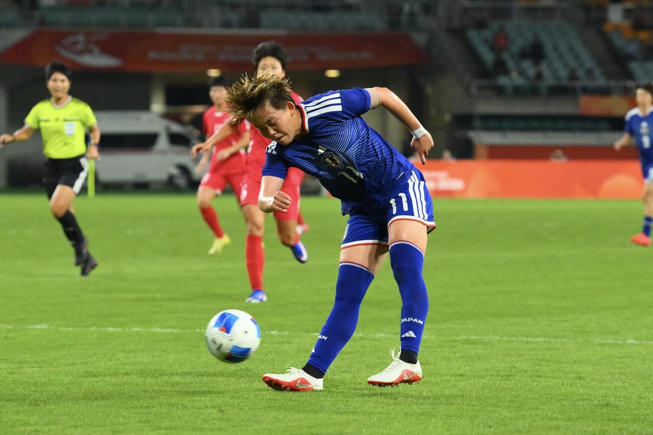 女子サッカー決勝　日本対北朝鮮　前半、シュートを放つ神谷千菜（撮影・滝沢徹郎）