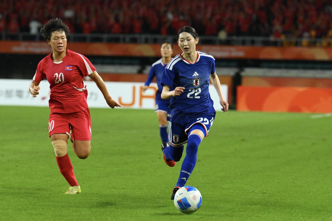 女子サッカー決勝　日本対北朝鮮　前半、ドリブルで攻め込む中嶋淑乃（撮影・滝沢徹郎）