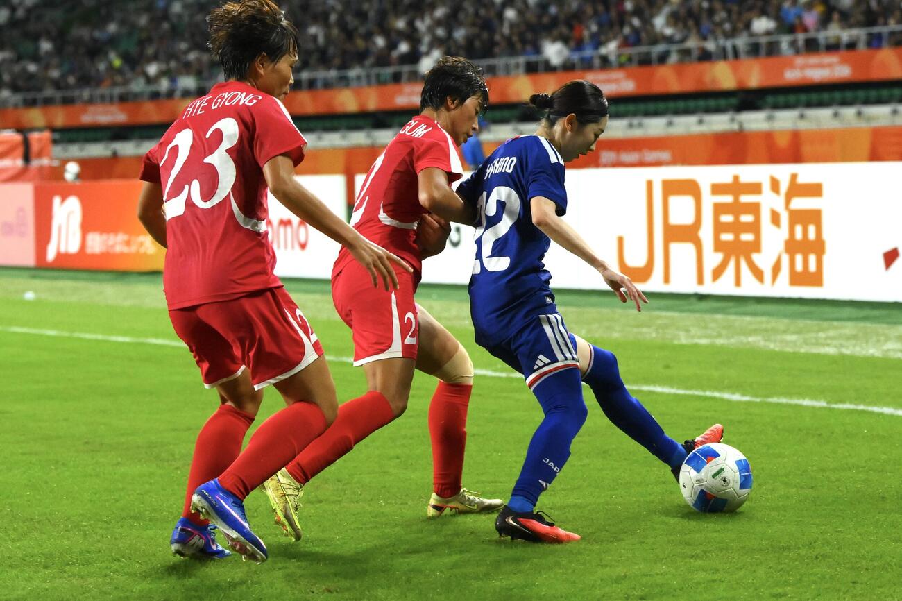 女子サッカー決勝　日本対北朝鮮　前半、北朝鮮の選手と競り合う中嶋淑乃（右）（撮影・滝沢徹郎）