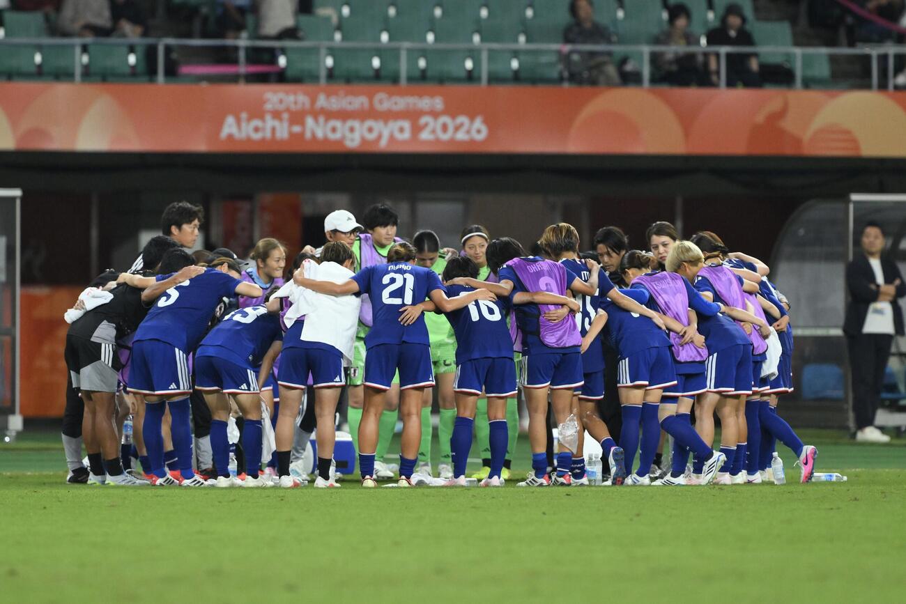 女子サッカー決勝　日本対北朝鮮　PK戦を前に円陣を組む選手たち（撮影・滝沢徹郎）