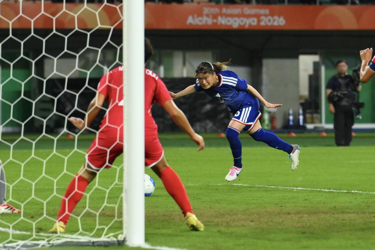 女子サッカー決勝　日本対北朝鮮　前半、ヘディングシュートを放つ柳瀬楓菜（撮影・滝沢徹郎）