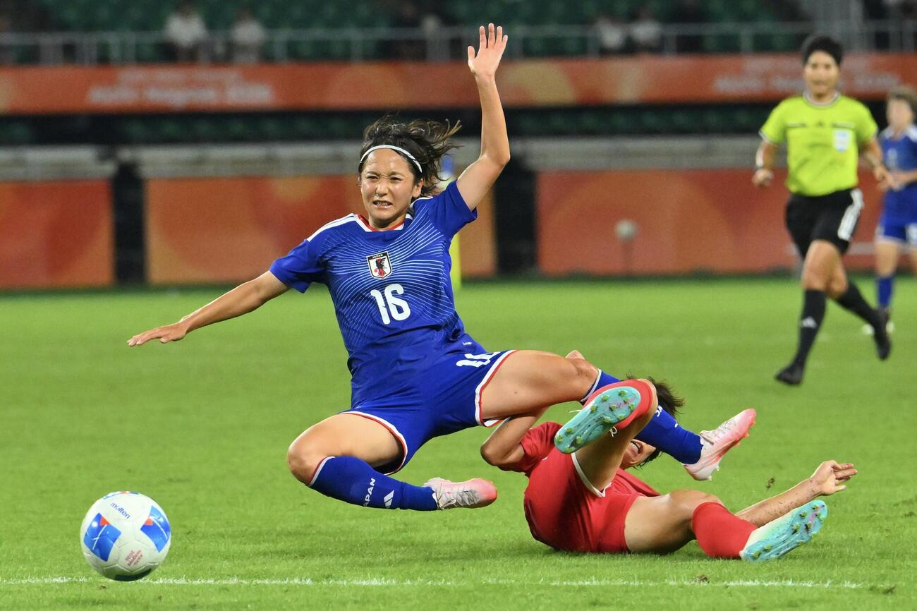 女子サッカー決勝　日本対北朝鮮　後半、競り合う生田七彩（撮影・滝沢徹郎）
