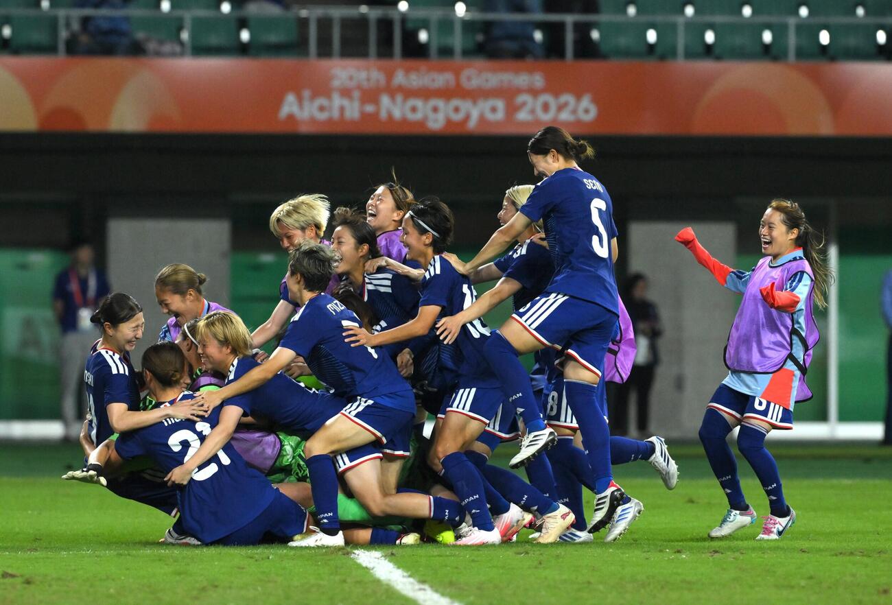 女子サッカー決勝　日本対北朝鮮　PK戦を制し優勝を決め喜ぶ選手たち（撮影・滝沢徹郎）