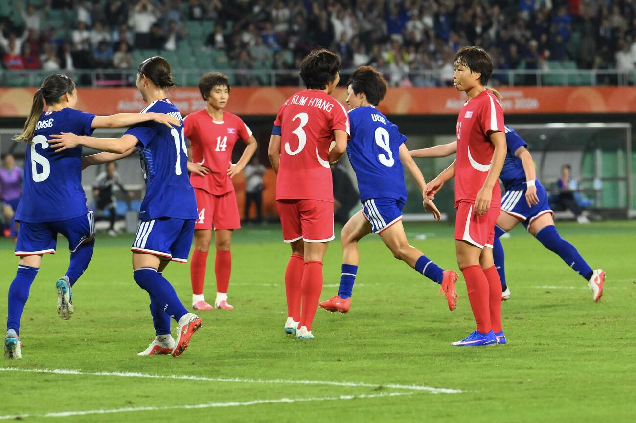 女子サッカー決勝　日本対北朝鮮　前半、先制ゴールを決め喜ぶ選手たち（撮影・滝沢徹郎）
