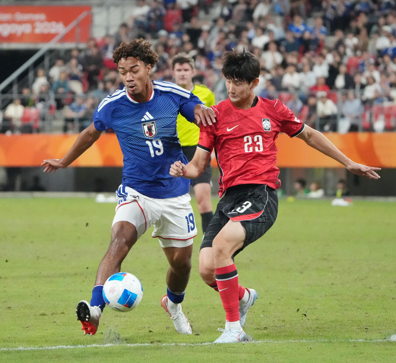 日本対韓国　前半、攻め込む日本ンワディケウチェブライアン世雄（左）（撮影・森本幸一）