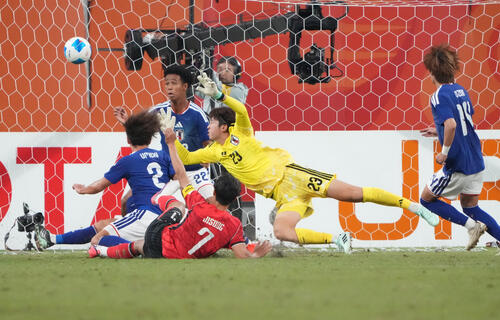 日本対韓国 後半、GK荒木琉偉は相手シュートを止められず失点する(撮影・森本幸一)