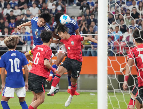 サッカー男子決勝 韓国-日本戦 前半、ゴールを狙う市原吏音(左から2人目)と岡部タリクカナイ颯斗(撮影・森本幸一)