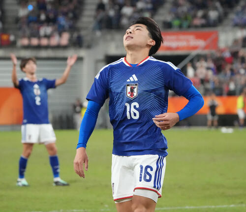 日本対韓国 前半、福永裕也がシュートを放つも外し天を仰ぐ(撮影・森本幸一)