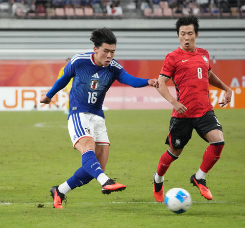 日本対韓国 後半、日本福永裕也(左)は攻め込む(撮影・森本幸一)