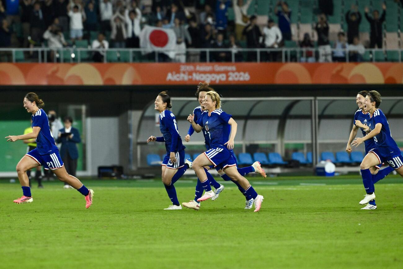 女子サッカー決勝　日本対北朝鮮　PK戦を制し優勝を決め喜ぶ選手たち（撮影・滝沢徹郎）
