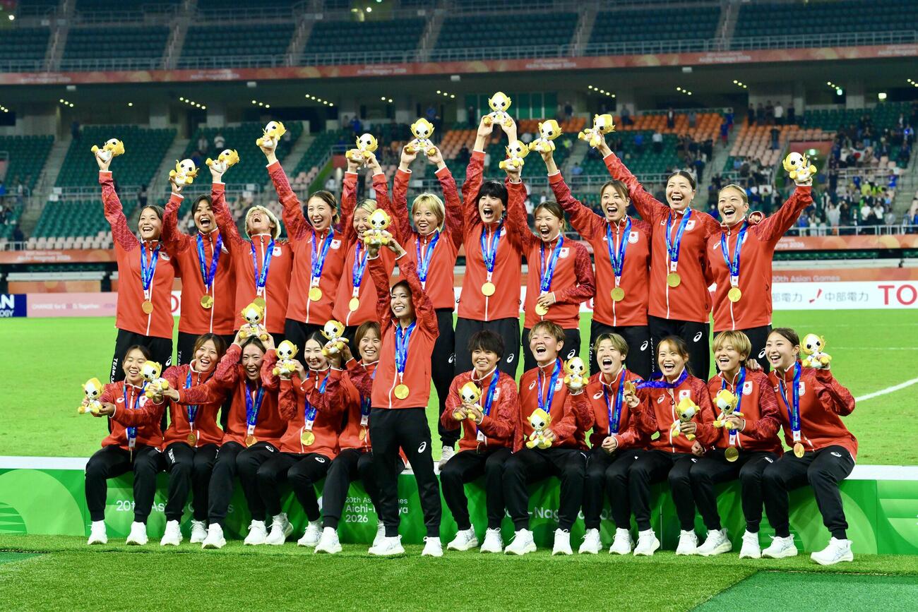 女子サッカー決勝　日本対北朝鮮　優勝を決め記念撮影する選手たち（撮影・滝沢徹郎）