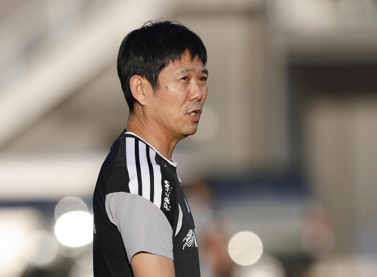 ニュージーランド戦に向けた練習を見守る森保監督＝千葉市内（共同）