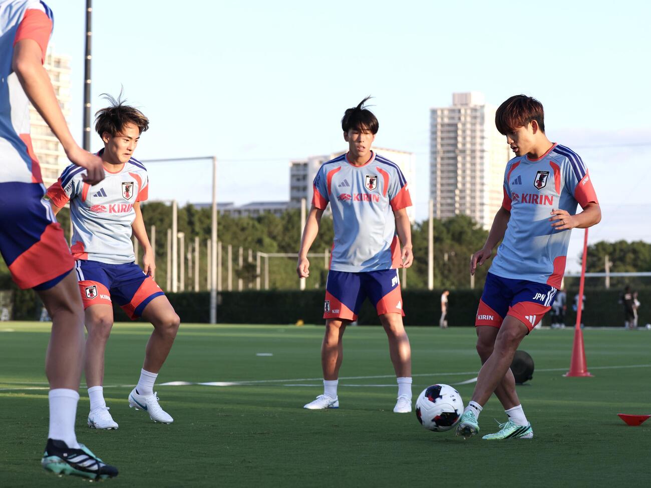 左手薬指に指輪をつけてボールを蹴る久保建英（右）（撮影・宮地輝）