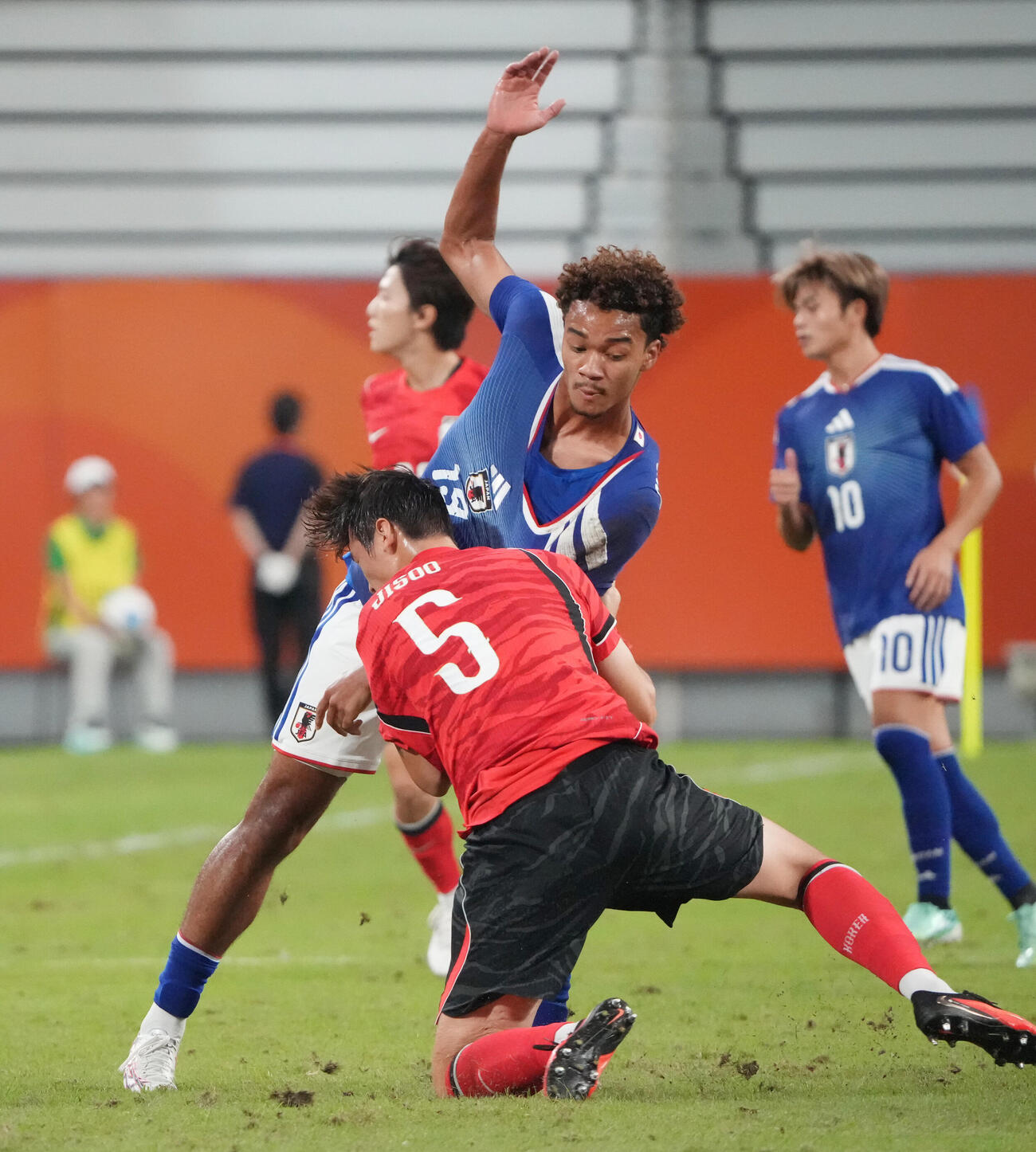 日本対韓国　前半、激しく競り合う日本ンワディケウチェブライアン世雄（中央）（撮影・森本幸一）