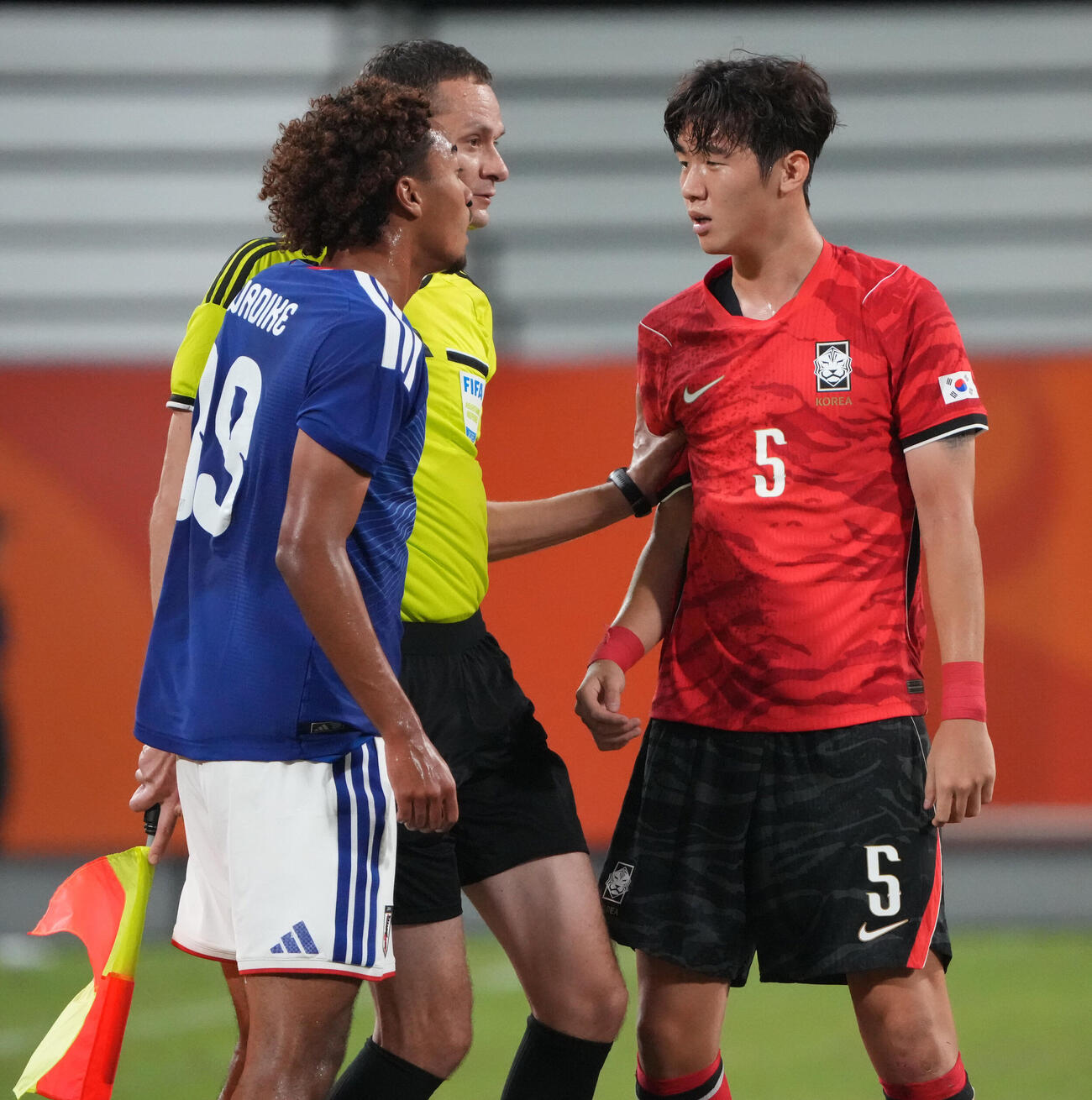 日本対韓国　前半、日本ンワディケウチェブライアン世雄（左）は相手の激しいチェックに怒る（撮影・森本幸一）