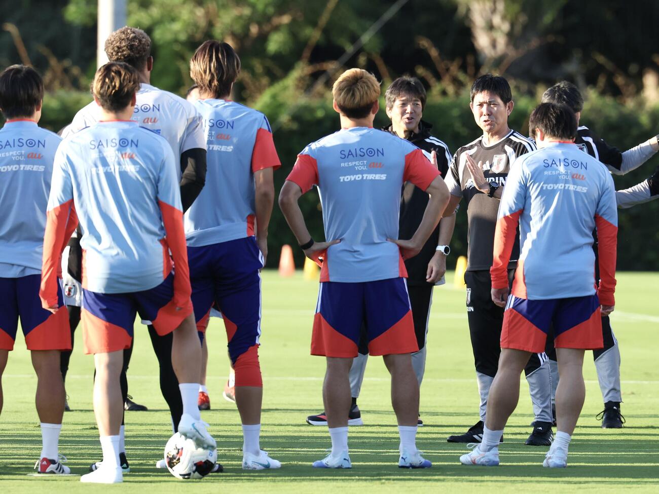 練習前、選手たちに言葉をかける森保一監督（撮影・宮地輝）