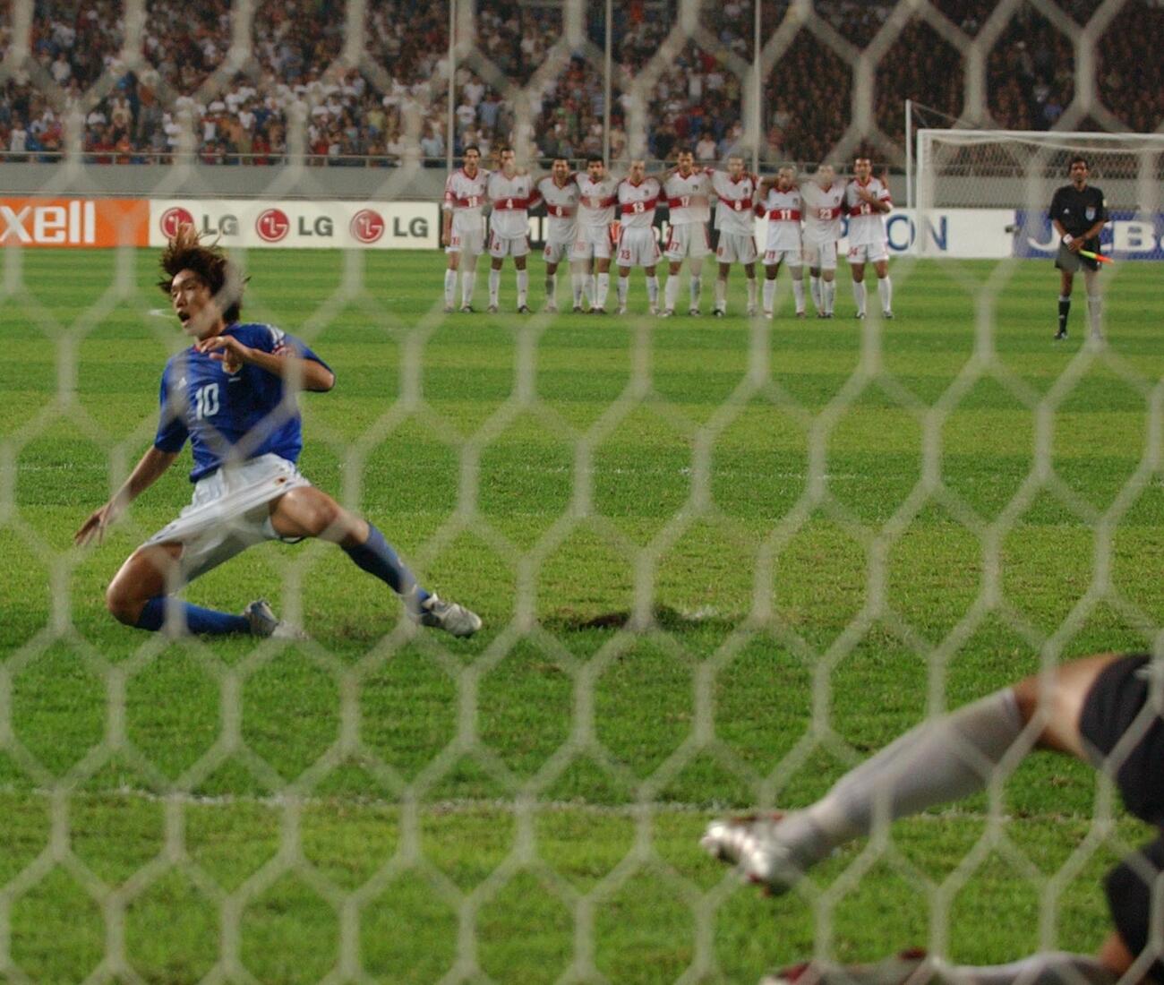 2004年アジア杯・準々決勝、ヨルダン戦で中村俊輔はPK戦の1番手に登場し、芝に足をとられて外す