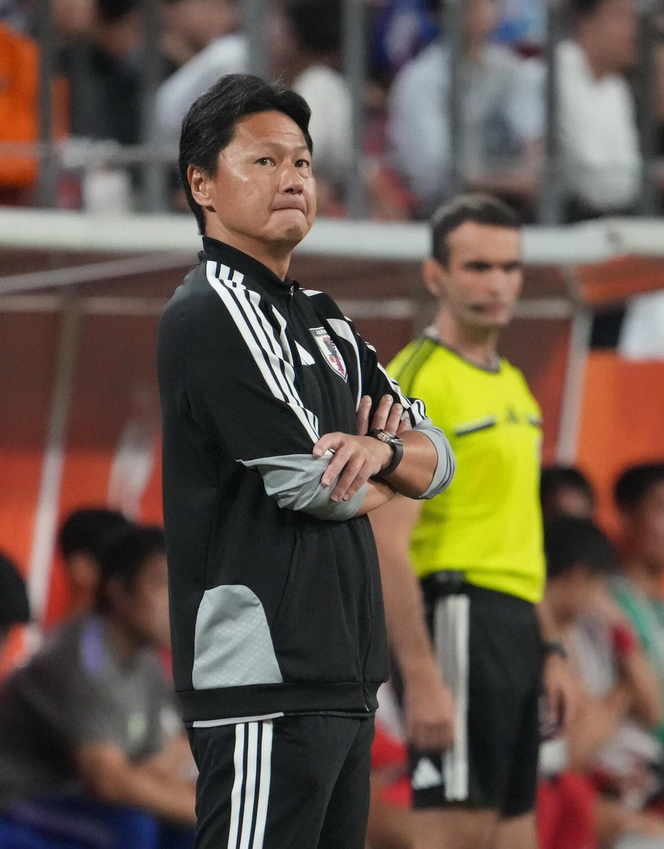 日本対韓国　後半、スクリーンを見つめる日本大岩剛監督（撮影・森本幸一）