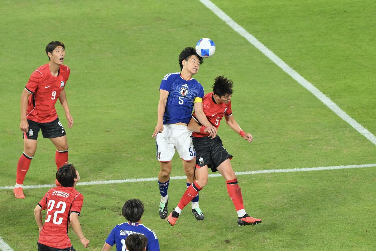 日本対韓国　後半、ヘディングシュートを放つ市原吏音（撮影・滝沢徹郎）