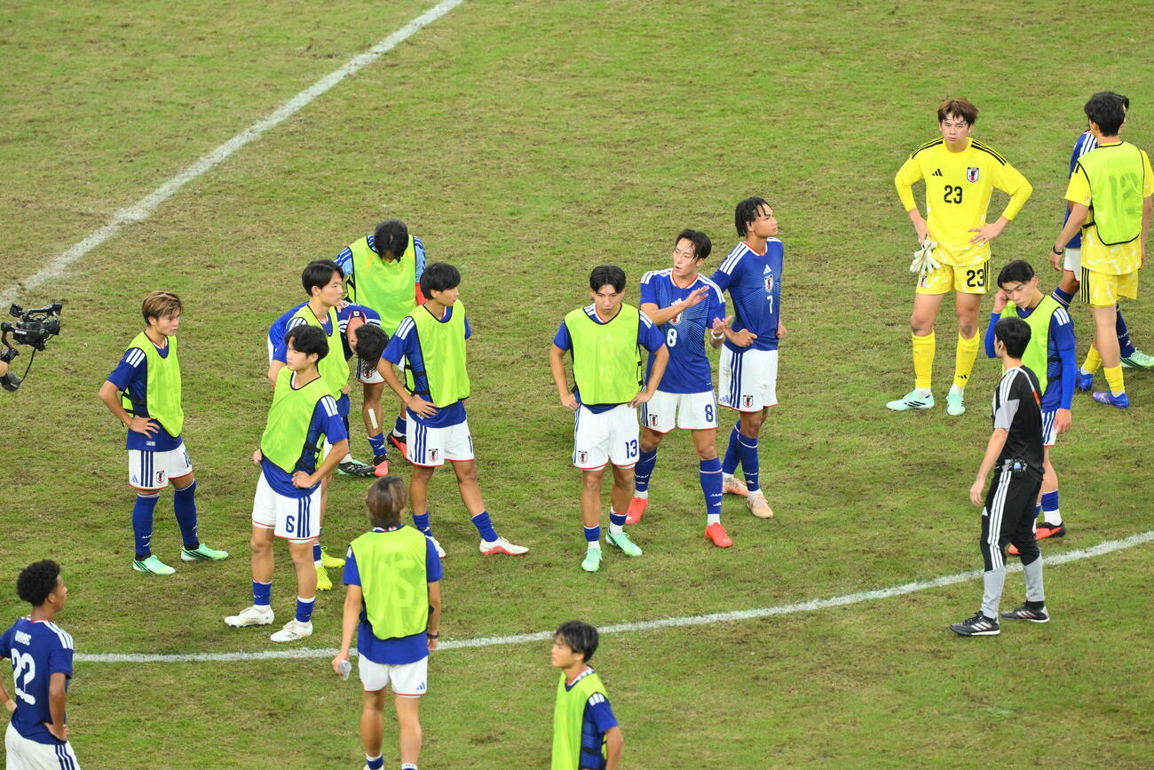 日本対韓国　優勝を逃しうなだれる日本の選手たち（撮影・滝沢徹郎）