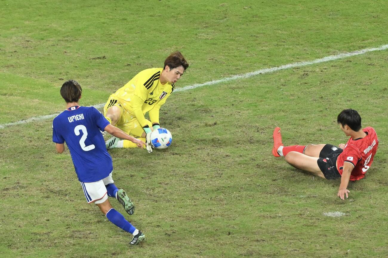 日本対韓国　後半、韓国の選手のシュートを止めるGK荒木琉偉（撮影・滝沢徹郎）