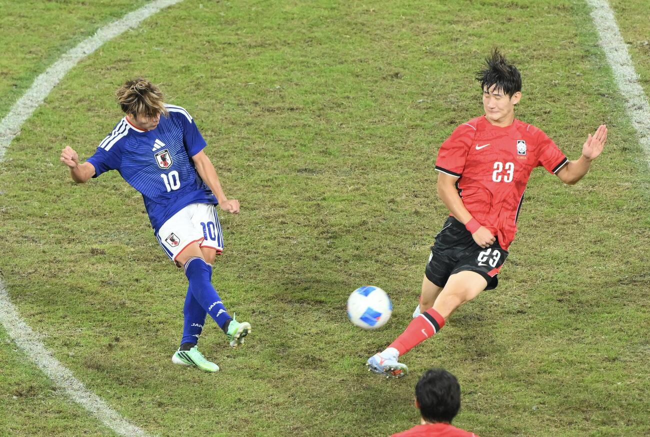 日本対韓国　後半、シュートを放つ石井久継（左）（撮影・滝沢徹郎）