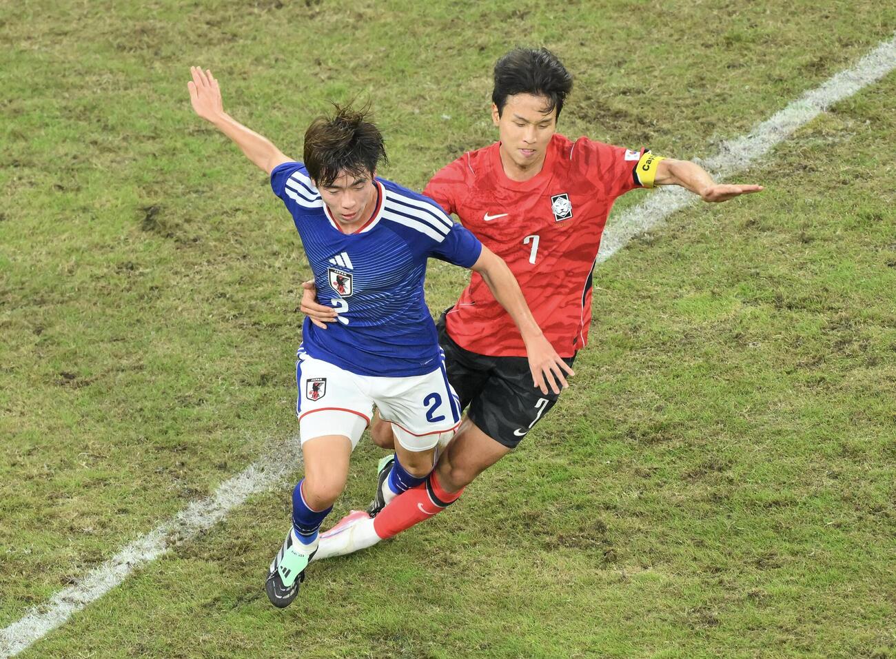 日本対韓国　後半、韓国の選手と競り合う梅木怜（左）（撮影・滝沢徹郎）