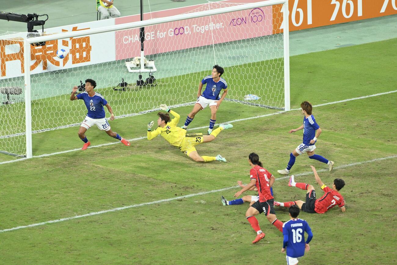 日本対韓国　後半、先制を許す日本（撮影・滝沢徹郎）