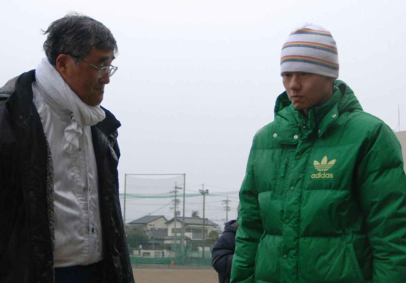 2006年1月2日、清水商の初蹴りに訪れた鹿島DF大岩剛（右）は清水商・大瀧雅良監督と話す