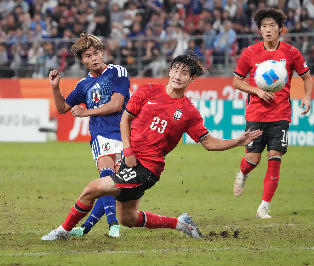 日本対韓国　後半、日本石井久雄（左）がシュートを放つ（撮影・森本幸一）