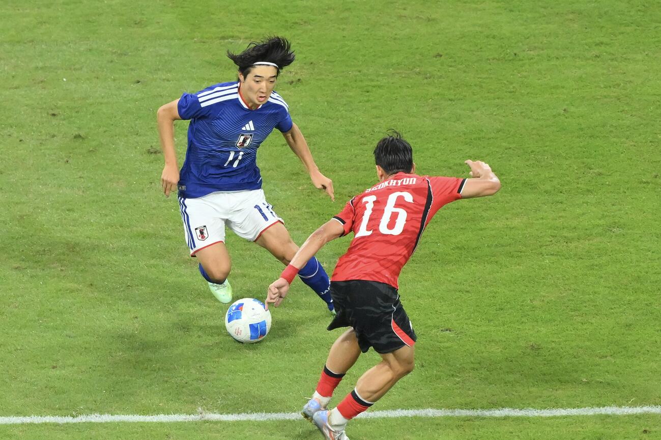 日本対韓国　後半、ドリブルで仕掛ける横山夢樹（左）（撮影・滝沢徹郎）