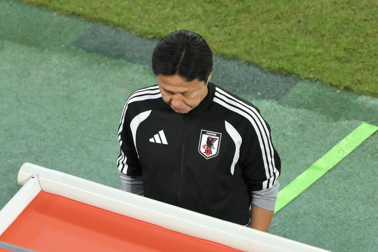 男子サッカー決勝　日本対韓国　後半、先制を許し浮かない表情の大岩剛監督（撮影・滝沢徹郎）