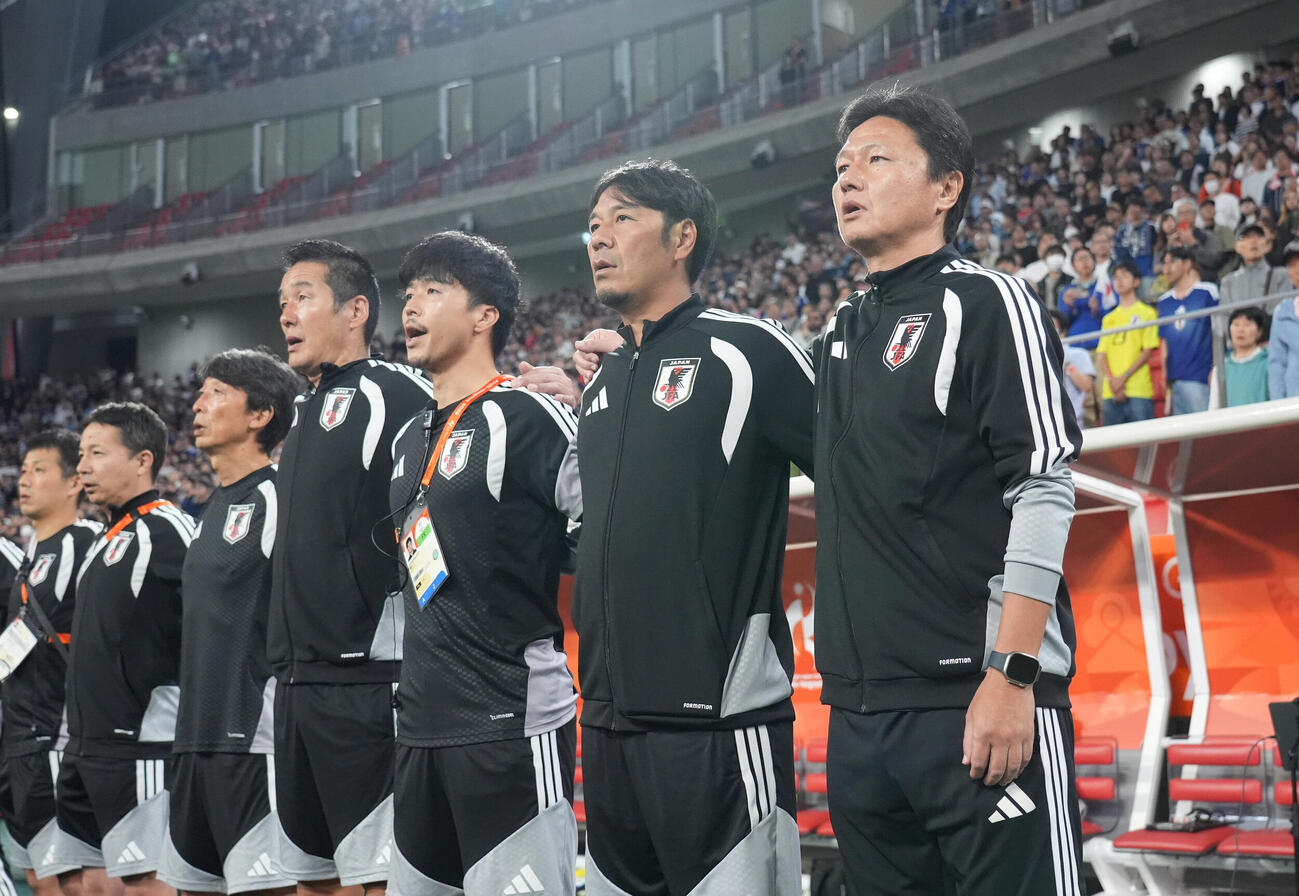 日本対韓国　試合前、君が代を斉唱する大岩剛監督（右）（撮影・森本幸一）