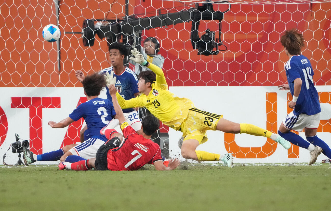 日本対韓国　後半、GK荒木琉偉は相手シュートを止められず失点する（撮影・森本幸一）