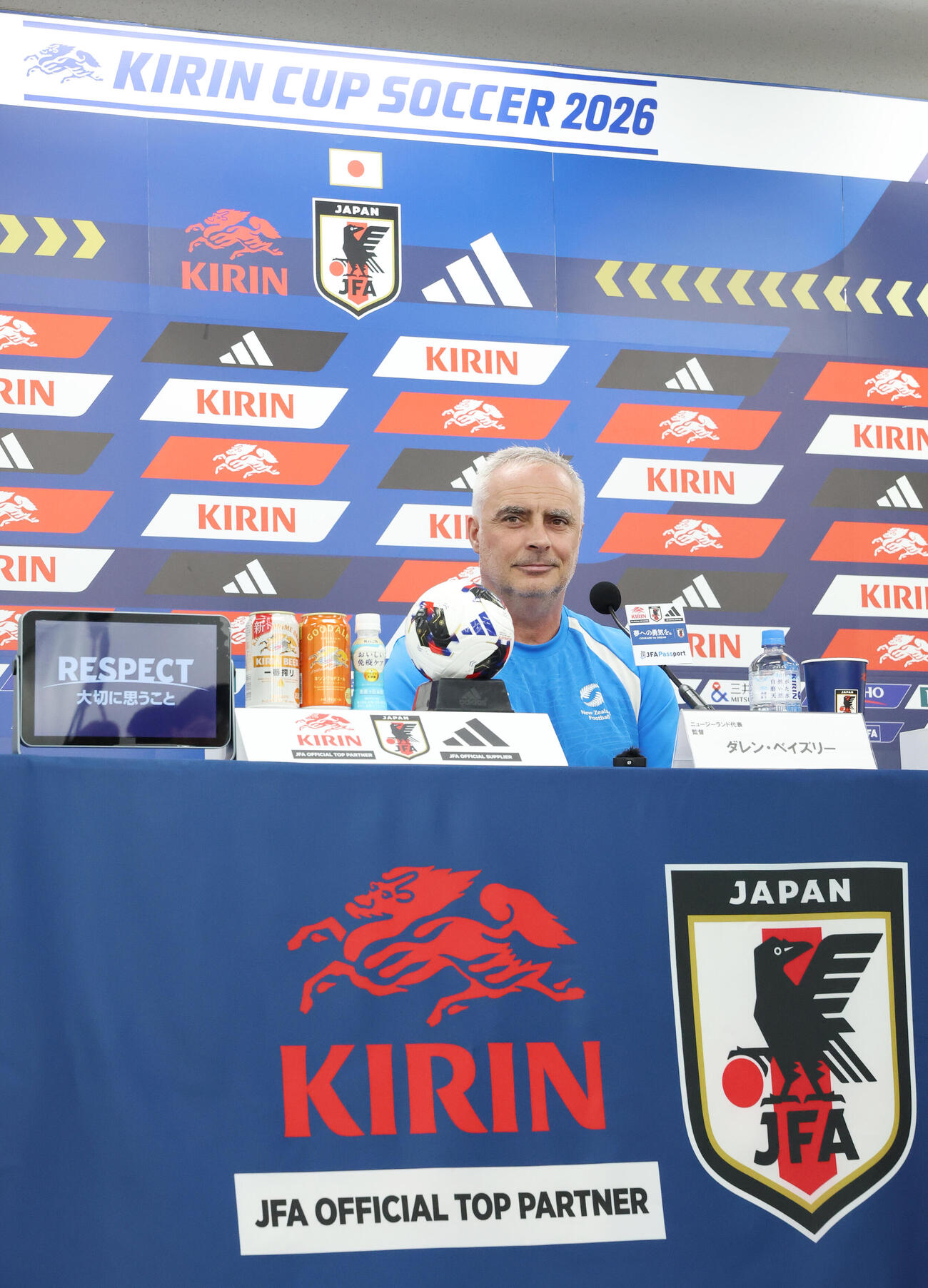 日本戦に向け、前日会見に臨むニュージーランドのダレン・ベイズリー監督（撮影・宮地輝）